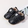 Zapatos de primavera y otoño cubiertos de cuero para bebés y niños pequeños, nuevo estilo de 0 a 2 años, zapatos casuales antideslizantes de suela de goma blanda para bebés masculinos y femeninos