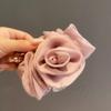Horquilla de alta calidad con diseño de rosa tridimensional suave para mujer, estilo nicho, con clip de tiburón en la parte posterior de la cabeza, elegante, ligera y de lujo 2024