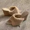 Zapatillas peludas de tacón de cuña estilo millennial chica picante para mujer, nuevo estilo principios de otoño 2026, sandalias cálidas de tacón alto de punta