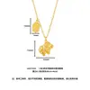 La nueva colección de Zhoujia de collares y pendientes con colgante de oveja de cristal de hielo, que presenta un pequeño diseño de oveja al estilo de la joyería zodiacal de oro y plata de Yunnan.