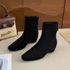 Botas de Cano Curto 2026 Camurça Bico Quadrado Outono/Inverno Botas Curtas Femininas Marrom Botas Emagrecedoras Design Elástico para Mulheres Baixas Design Francês Novo