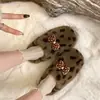 Lindas Pantuflas de Felpa con Estampado de Leopardo de Dibujos Animados para Mujer 2026 Otoño Nueva Llegada Puntera Cerrada Antideslizantes Cálidas Usables Pantuflas de Algodón Perezosas