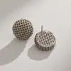 Pendientes de metal tejido retro europeos y americanos, pendientes de rejilla hueca geométrica estilo Maillard, pendientes versátiles de lujo ligero para otoño e invierno