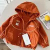 Chaquetas Infantiles 2026 Otoño Nuevas Llegadas Niños y Niñas Chaquetas con Estampado de Dibujos Animados Bebé con Capucha Cordón Manga Larga Modernas