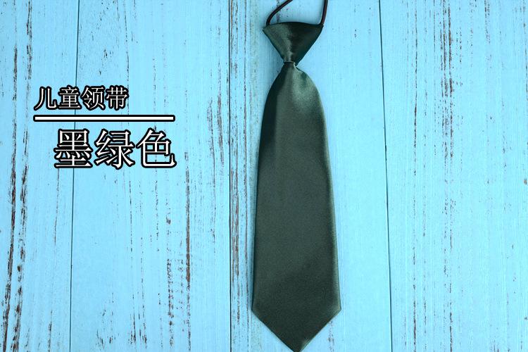 墨绿色