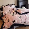 Juego de ropa de cama retro francés de cuatro piezas de terciopelo de leche, engrosado y cálido para invierno, con ribete de encaje, funda de edredón y sábana de forro polar coral