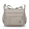 Bolsa de maternidad multicapa de nailon, elegante y minimalista, impermeable, versátil, casual, ligera y se puede llevar como bolso de hombro o bolso cruzado.