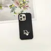 Capa de Celular Estilo Chanel da Marca da Moda Adequada para Apple 15/16/17, Capa 15 Pro com Strass, Capa 16 Pro Max, Feita à Mão Ultra Fina