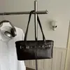 Bolso de diseñador nicho coreano con un aire vintage de alta gama, cinturón de remaches versátil, bolso de hombro tipo tote de gran capacidad para el día a día