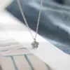 Colar Elegante e Versátil de Aço Titânio com Pingente de Flor de Ameixa cravejado com Zircônia de Alta Qualidade para Mulheres, Corrente de Clavícula Estilo Nicho Europeu e Americano de Luxo Leve