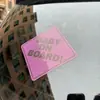Pegatina de perspectiva de un solo lado para el cristal trasero del coche con la palabra BABY ON BOARD. La pegatina de un solo lado para el coche no afecta a la línea de visión.