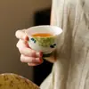 Taza de té de cerámica pintada a mano bajo vidriado con diseño floral, con motivo de mariposa, adecuada para degustación de té, en caja de regalo estilo chino