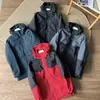Las chaquetas de plumas para exteriores son imprescindibles para los viajes de invierno, ya que ofrecen tanto un alto volumen como retención de temperatura.. 10641