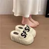 Pantuflas peludas para mujer para usar en exteriores, nuevo modelo 2026, zapatos peludos con suela gruesa y letras, pantuflas de algodón elegantes de alta gama para mujer