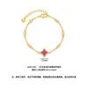 Oro de arena vietnamita, una marca de lujo de nicho, ofrece collares y pulseras de trébol de cuatro hojas con rubíes para mujer. Estas piezas de oro de arena vietnamita son joyería de alta gama chapada en oro.