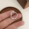 Anillo de perla de plata rota irregular para mujer, ligero, lujoso, diseño de nicho, anillo de dedo con sentido avanzado, anillo distintivo de moda.