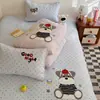 Lindo Set de Funda de Cama Bordada con Toalla Nairi de Lunares para Nieve, Juego de Cuatro Piezas, Funda de Edredón de una Pieza, Juego de Cama de Tres Piezas