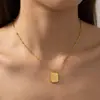 Collar minimalista de moda transfronterizo, cara sonriente chapada en oro, versátil para el uso diario y como regalo, con un pequeño colgante de ladrillo de oro en forma de lágrima