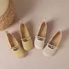 Sapatos femininos Mary Jane baixos, novo modelo outono 2026, novo estilo chinês, decorados com pérolas, adequados para combinar com saias, mocassins versáteis, sapatos pequenos de couro