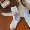 Meias fofas de gatinho em desenho animado para mulheres, meias de cano médio com combinação de cores azul e branco para outono e inverno, meias de pelúcia empilhadas, meias macias e adoráveis com blocos de cor para mulheres