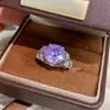 Anillo Octogonal de Rosa Corte Milenio con Gipsófila Moda Lujo Ligero Diamante de Alto Carbono Anillo Verde Púrpura Deslumbrante Accesorio de Mano con Piedra Preciosa