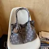 Nova bolsa de ombro estilosa de bolinhas da Shuai Mijia, uma bolsa tote retrô de grande capacidade para o dia a dia, bolsa tote feminina plissada casual