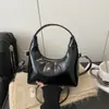 Bolsa Feminina Estilo Camurça Retrô Nova Coleção Outono/Inverno 2025 Bonita e Fashion Grande Capacidade Simples de Ombro ou Transversal