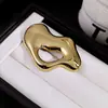 Pin de Forma Especial Metal Intimates Hebilla Pin Remolino Retro Textura Hebilla de Pecho Brillante Asimétrica Accesorios para Suéter Camisa
