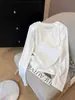 Estilo novo de 2026, ombro normal, gola redonda, camiseta feminina de algodão com estampa de floco de neve, manga longa, moderna e estilosa, top que rejuvenesce, peça básica para o início do outono