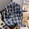 Camisa a cuadros minimalista estilo japonés, nueva colección primavera/otoño para hombre, camisa de manga larga bordada, corte holgado, prenda exterior casual de moda para parejas