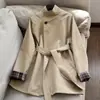 2026 Novo Casaco Trench Casual Curto com Gola Alta, Punhos de Cor Contrastante Xadrez, Cintura Ajustável para Mulheres, Atacado N5CW78772