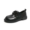 Sapatos femininos de couro estilo britânico, novo modelo outono 2026, bico redondo, antiderrapantes, sola macia, mocassins de moda inspirados em Chanel