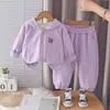 Conjunto Estiloso de Roupa para Meninas Primavera e Outono 2026 Nova Moda Infantil Casual Cor Sólida com Capuz e Zíper Cardigã Conjunto de Duas Peças Tendência