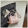 Bolso de mano pequeño exquisito transfronterizo para mujer 2026 nuevo bolso de hombro con patrón tejido para el trabajo y los desplazamientos bolso cruzado tipo cubo