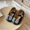 Zapatos de Princesa con Perlas y Pedrería de Moda para Niñas 2026 Primavera y Otoño Nuevos Zapatos de Cuero Suave para Niñas Zapatos de Vestir para Actuaciones de Bebé