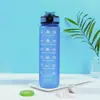 Botella de agua deportiva para exteriores de 1L con escala, portátil con correa para llevar, vaso de plástico de gran capacidad con color degradado y popote desplegable
