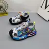 Sandálias Baotou Tamanho 26-31 Verão 2026 Sapatos de Praia Infantis Mais Vendidos para Crianças Pequenas e Médias Sapatos Cartoon com Luzes