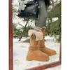Botas de neve femininas longas cinzas, novo estilo inverno 2025, com sola grossa, que aumentam a altura, forradas com fleece, espessadas, sapatos quentes de algodão para mulheres baixinhas