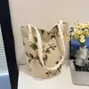 Bolsa de Ombro Floral de Grande Capacidade para Mulheres, Nova Bolsa Saco Borboleta Florida, Bolsa Simples Artística Bordada Versátil para Mamães