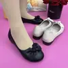 Sapatos femininos de couro macio com laço, sapatos de mãe de sola macia mais vendidos no outono de 2026, mocassins planos slip-on de superfície macia para mulheres