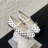 Sapatilhas Femininas Francesas 2026 Outono Novo Estilo Fivela Única Sapatilhas Ballet Mary Janes com Saia Sapatos Elegantes para Noite