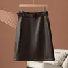 Saia de couro estilo retrô com botões decorativos, nova coleção outono 2026 feminina, cintura alta, corte justo, que abraça o corpo e design de comprimento médio