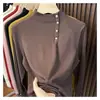 Suéter de punto de color liso con botón lateral de cobre y cuello semi-alto para mujer, moda de otoño e invierno, elegante y sofisticado, corte ajustado, cálido suéter de capa base