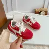 Nueva colección otoño 2026 de zapatillas de malla transpirable para niños y bebés, versátiles y adecuadas tanto para niños como para niñas, perfectas para uso casual y para correr