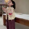 Conjunto de Otoño para Niña 2026 Nuevo para Bebé Niña Estilo Coreano Lindo Ropa Interior Versátil Chaleco de Punto Pantalones Jogger