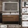 Tocador de baño de color nogal con lavabo, una combinación de estilo chino y un lavabo cerámico integrado para lavarse las manos y la cara