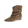 Botas femininas de bico fino em couro legítimo com franzidos no tornozelo e palmilhas internas para aumentar a altura, novidade outono 2026, com corte em V para um visual mais esguio, para garotas estilosas