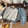 Conjunto de Roupas Infantis Primavera e Outono 2025 Novo Estilo Meninos Estilo Coreano Moda Bebê Roupa de Primavera Suéter com Colete de Manga Longa Conjunto de Três Peças