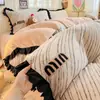 Estilo Princesa Francesa Renda Preta Espessada Veludo Leite Conjunto de Quatro Peças com Capa de Edredom Estampada de Cereja, Roupa de Cama Quente de Inverno