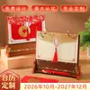 2027 Año del Cordero Estilo Nacional Sobre Rojo Calendario de Escritorio de Madera Personalización Calendario Mensual de Escritorio Calado Set de Caja de Regalo con Borla Estilo Chino Nuevo